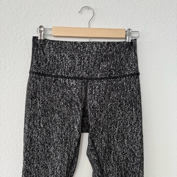 Lululemon- Wunder Under High Rise Crop Size 6 - Picture 5 of 6